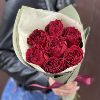 Букет из 7 красных пионовидных роз
