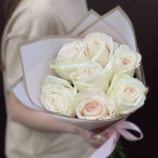 Букет из 7 белых пионовидных роз