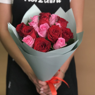 15 красных и розовых роз (60 см)